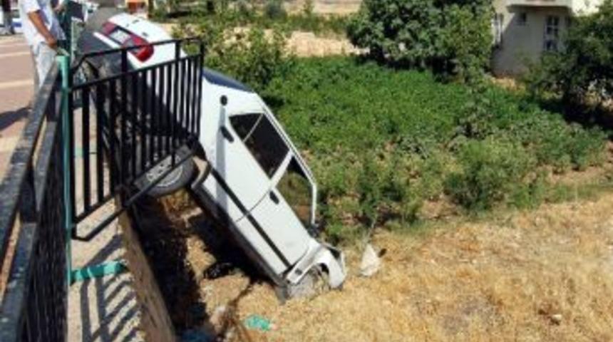 Otomobil Bah&ccedil;eye U&ccedil;tu: 2 Yaralı