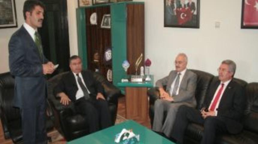 Milli Savunma Bakanı Yılmaz Erzincan Belediyesini Ziyaret Etti