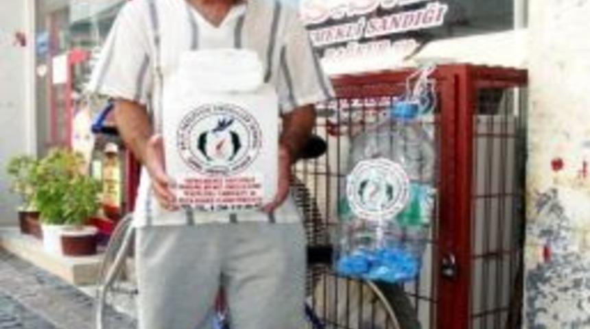 Ayvalık&rsquo;ta Mavi Kapak Toplama &Ccedil;ılgınlığı