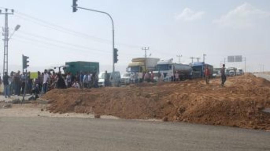 Patnos Sanayi Sitesi Esnafı, Lastik Yakıp Karayolunu Trafiğe Kapattı