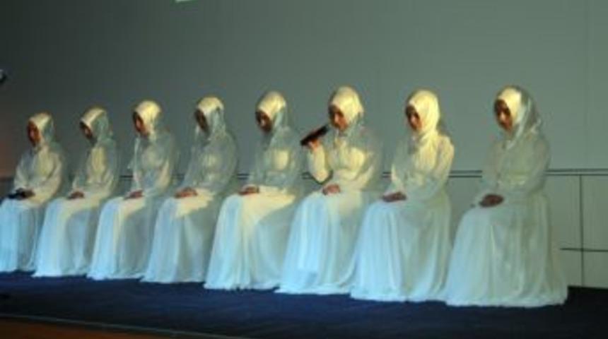 Bayan Hafızlar Ta&ccedil; Giydi