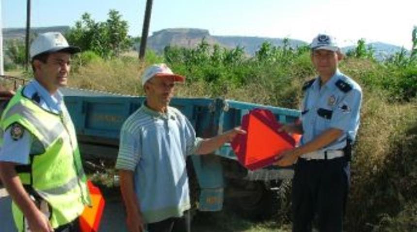 Kula'da Trakt&ouml;r S&uuml;r&uuml;c&uuml;lerine &Uuml;cretsiz Reflekt&ouml;r Dağıtıldı