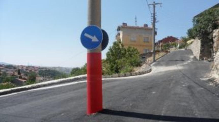 Demirci'de Yol Ortasındaki Direk G&ouml;renleri Şaşırtıyor