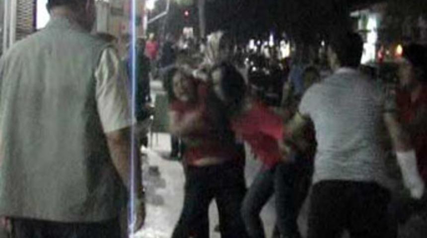 Kavga eden kadınları erkekler ayıramadı