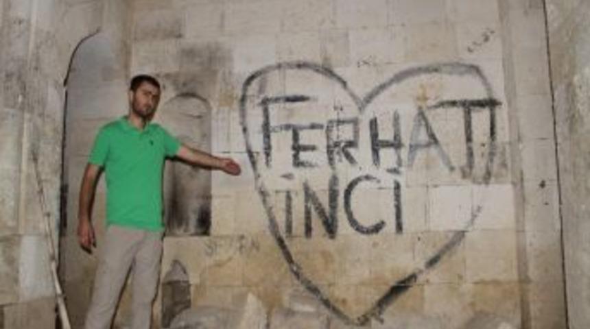 Aşıklardan Tarihe Saygısızlık