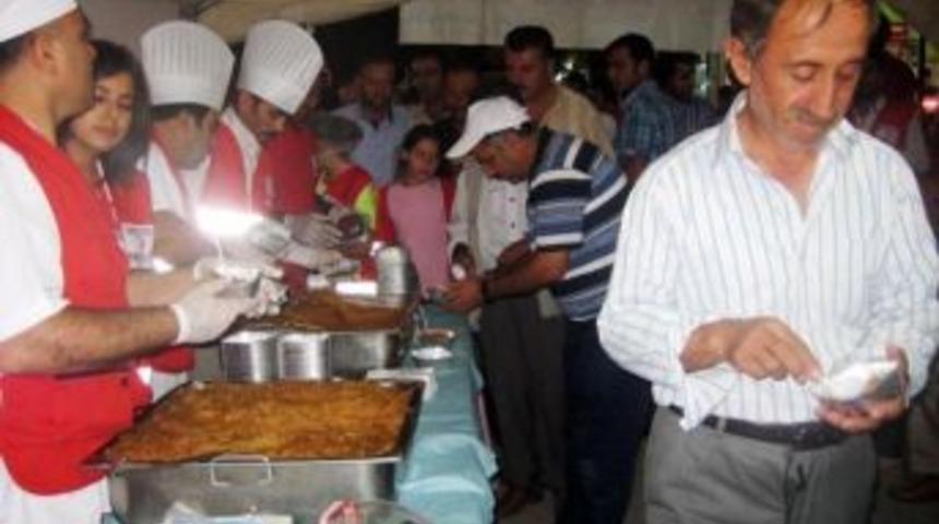 T&uuml;rk Kızılay'ı Van Şubesi 7 Bin Kişiye Helva Dağıttı