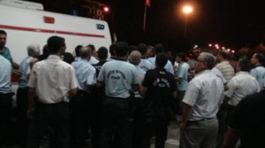 &Ouml;len Gencin Yakınları, Suriye'den Yaralı Getiren Ambulansa Saldırdı