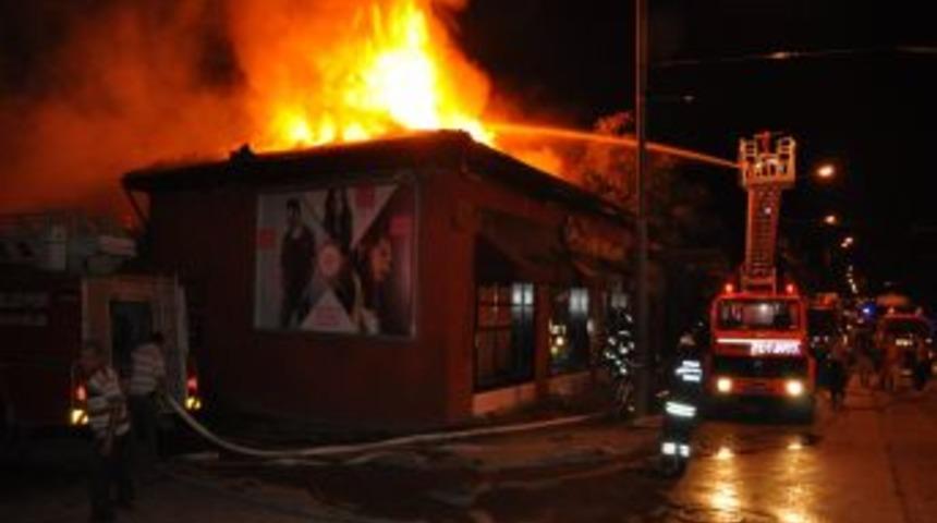 Tıkanan Bacada &Ccedil;ıkan Yangın Eğlence Mek&acirc;nını K&uuml;l Etti