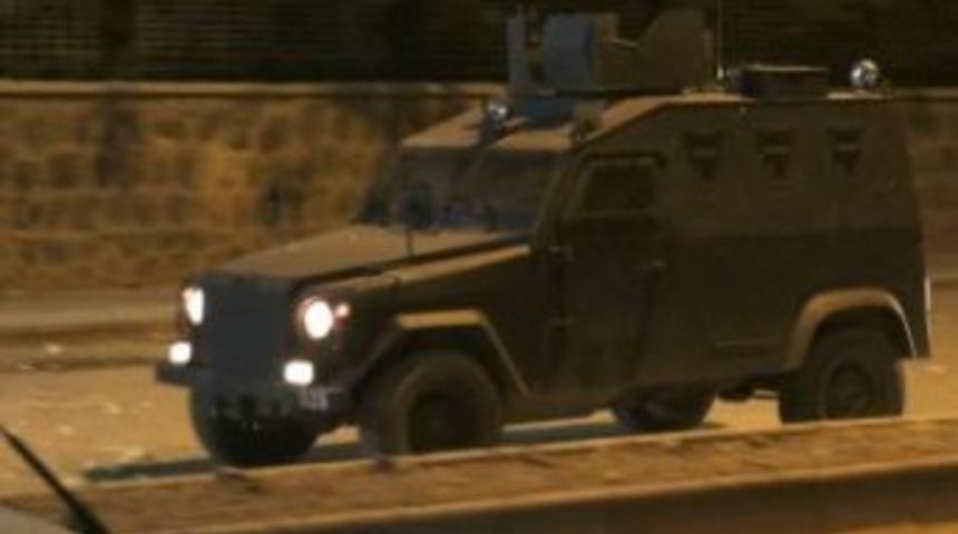 Cizre'de G&ouml;stericiler Etrafa Saldırdı