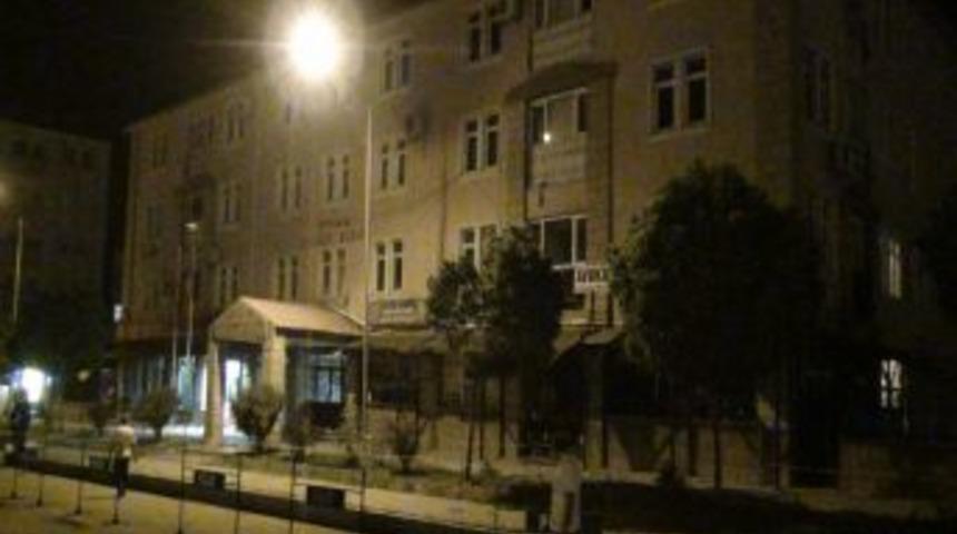 G&uuml;roymak'ta H&uuml;k&uuml;met Konağına Saldırı: 1 Polis Yaralandı