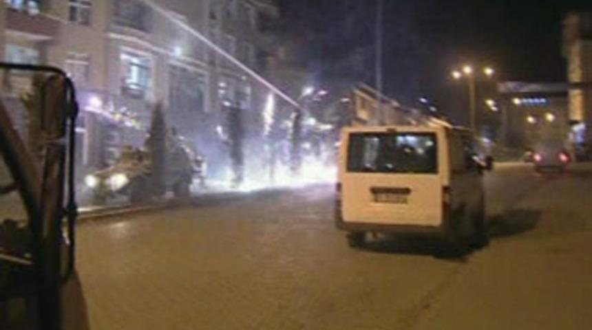 Zırhlı ara&ccedil;lar molotof yağmuruna tutuldu