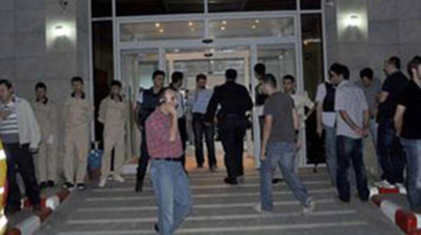 Bitlis'te h&uuml;k&uuml;met konağına roketli saldırı