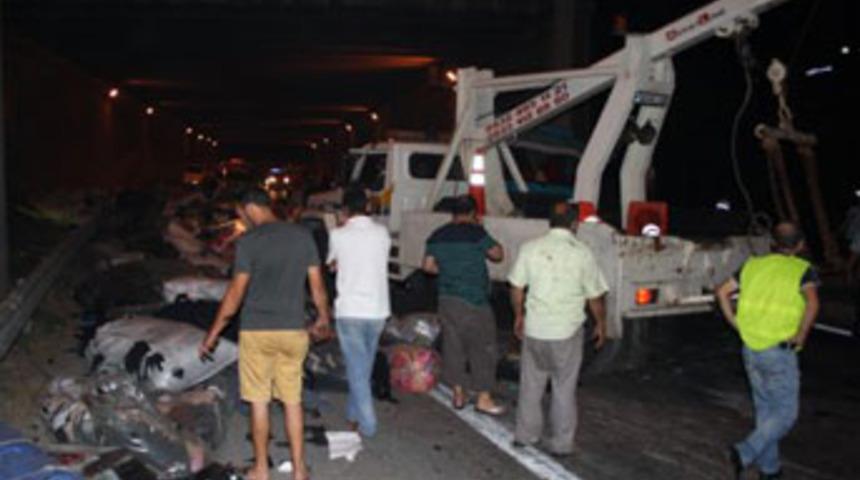 TEM'de kaza; 1 &ouml;l&uuml;, 3 yaralı