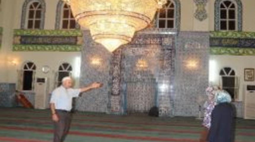 Hacivat Ve Karag&ouml;z Cami Cemaatini Artırdı