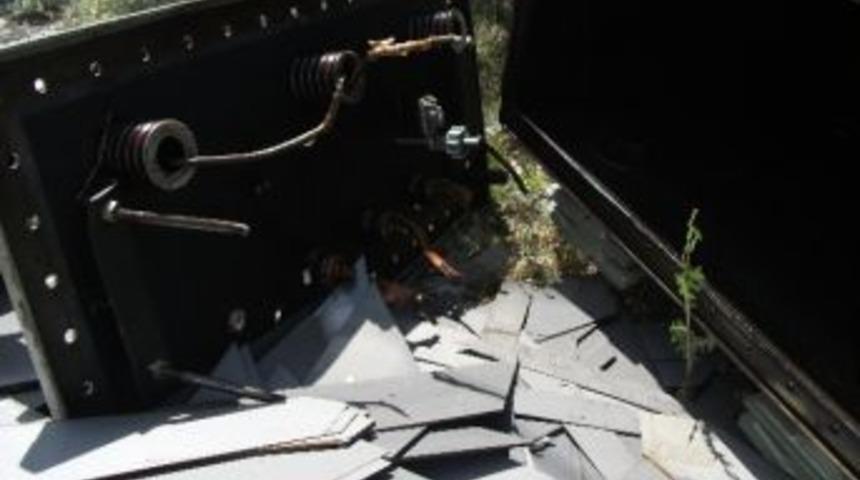 Tedaş Onarıyor Hırsızlar G&ouml;t&uuml;r&uuml;yor