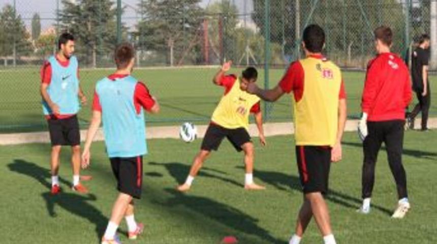 Eskişehirspor Sportif Direkt&ouml;r&uuml; T&uuml;z&uuml;n: Forvet Sorununu &Ccedil;&ouml;z&uuml;yoruz