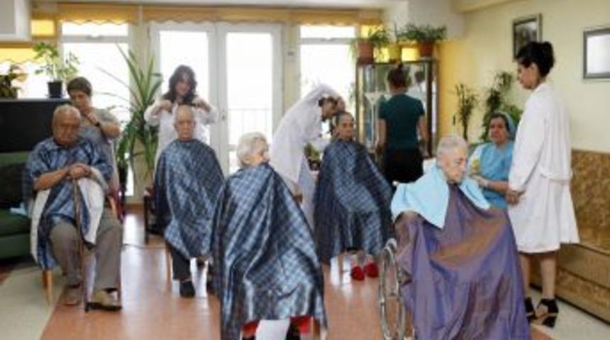 YENİMEK Kursiyerlerinden Huzurevi Sakinlerine Bayram Bakımı