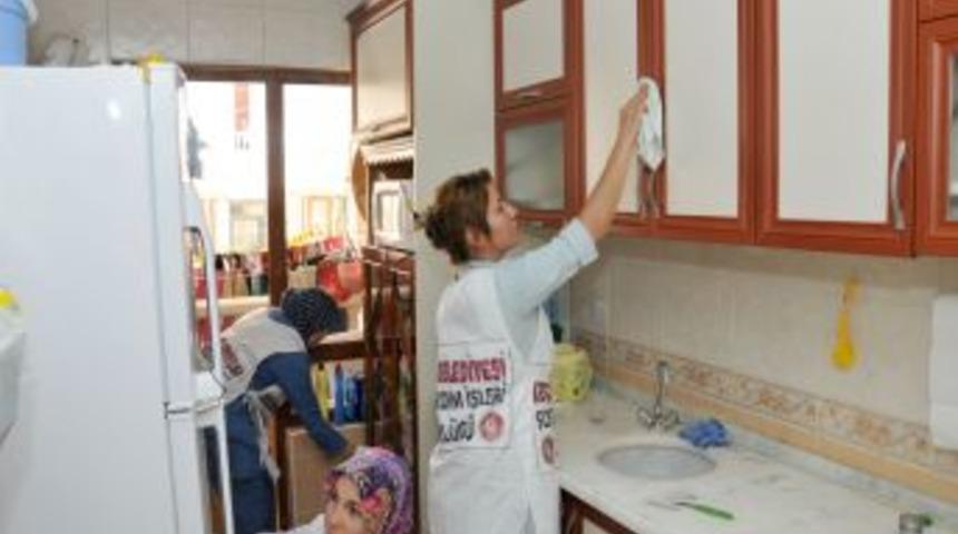 Ke&ccedil;i&ouml;ren'de Yaşlı Ve Engellilerin Evine Belediyeden Bayram Temizliği