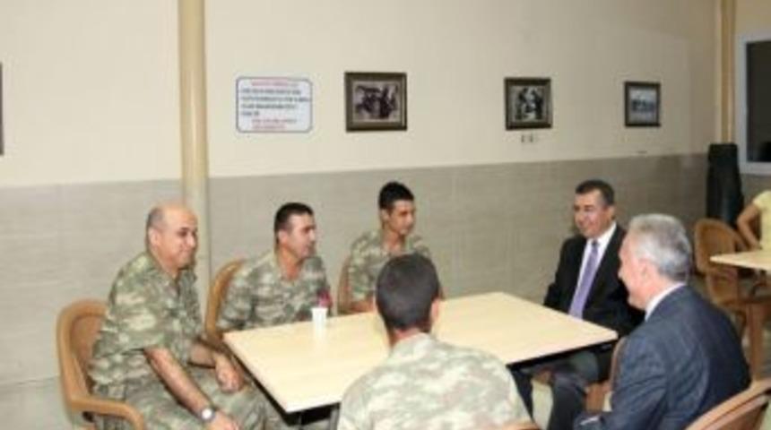 Vali Lekesiz İftarını Askerlerle A&ccedil;tı