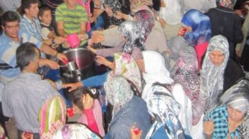 Yerk&ouml;y&rsquo;de Teravih Namazı Sonrası Vatandaşa Şerbet İkram Edildi