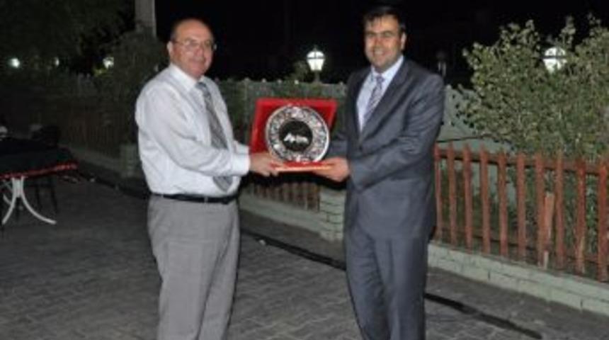 Serka Genel Sekreterinden Iğdır Valisine Plaket