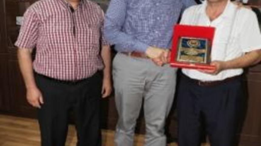 Başkan Ayaz’a Teşekkür Plaketi