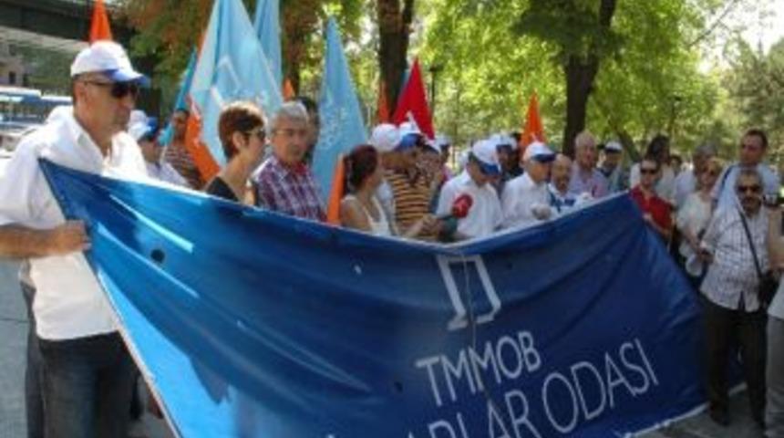 Mimarlar Odası'ndan Çevre Ve Şehircilik Bakanlığı Önünde 'deprem' Eylemi