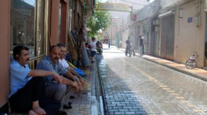 Sıcaktan Bunalan Esnaf Çareyi Hortum Döşemekte Buldu