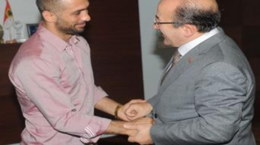 Trabzonlu Boksör Selçuk Aydın’dan, Başkan Gümrükçüoğlu’na Ziyaret