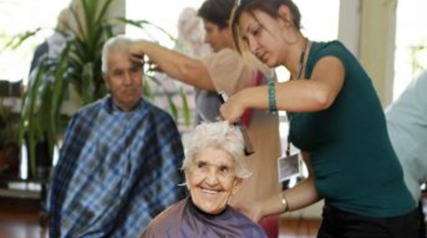 Huzurevi Yaşlılarına Bayram Bakımı