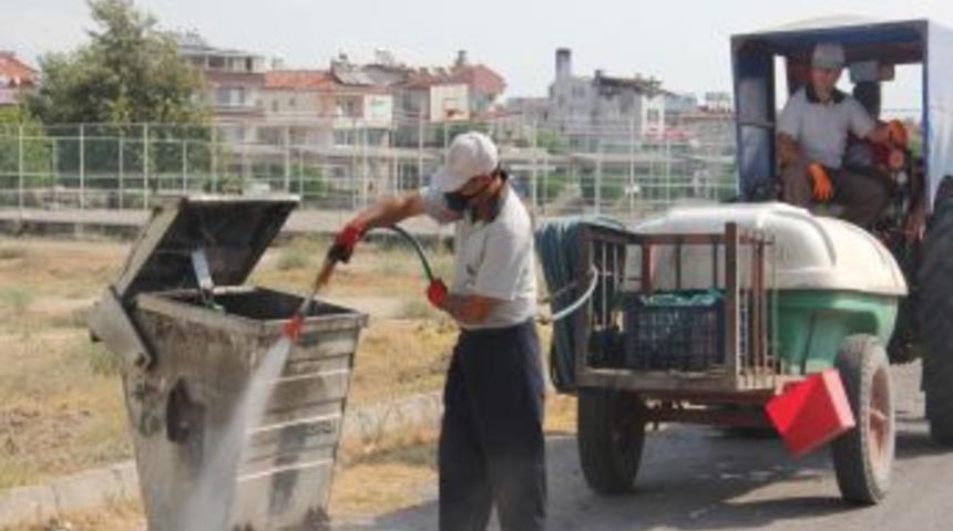 Burhaniye Belediyesi &Ccedil;&ouml;p Konteynerlerini Ila&ccedil;lıyor