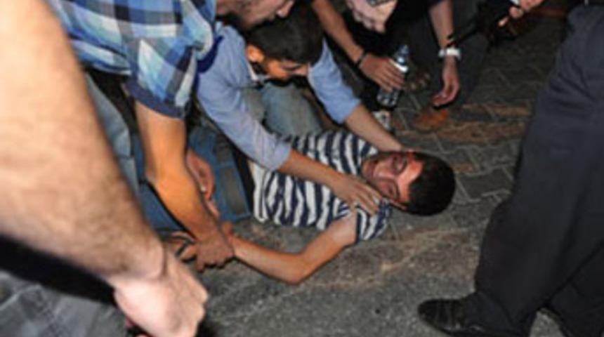 Yardım beklerken, &uuml;st&uuml;nden araba ge&ccedil;ti