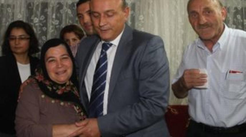 Vali Kızılcık Ve Eşi Şehit Ailesinin Evinde İftar Yaptı