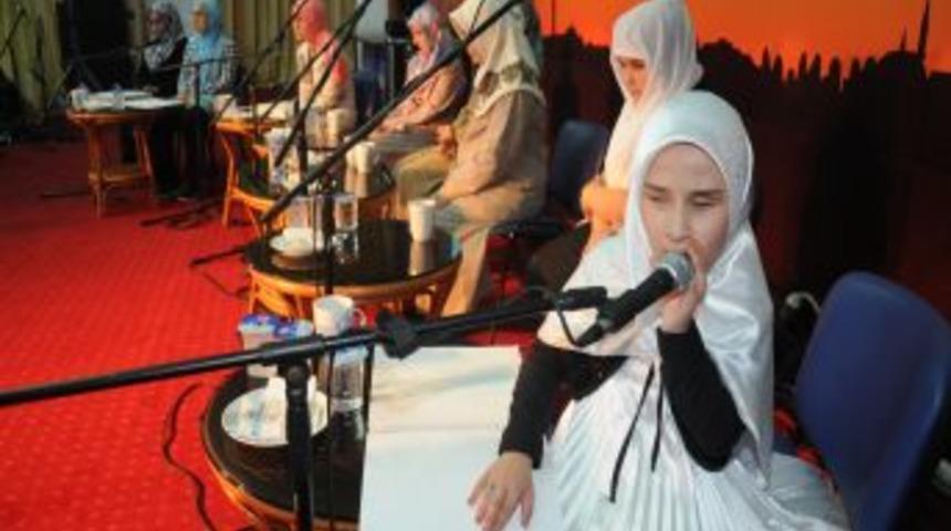 G&ouml;rme Engelliler Parmak U&ccedil;larıyla Kur'an Okudu