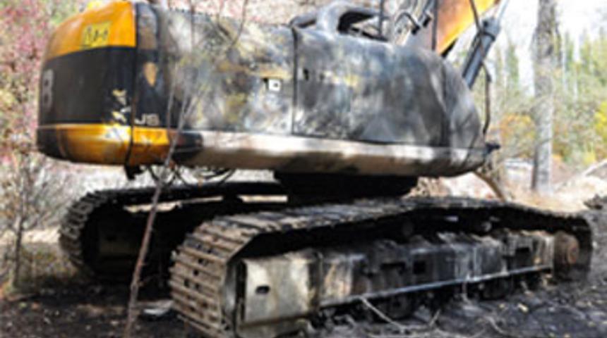 PKK iş makinelerini yaktı