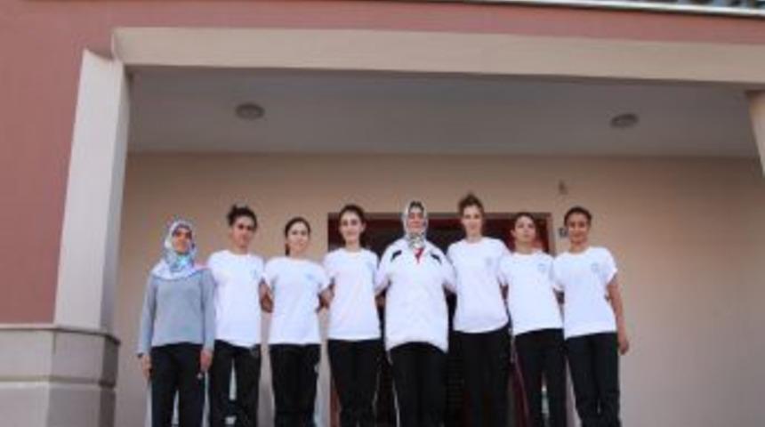 Sel&ccedil;uklu Halkı Belediye Tesislerinde Spor Yapıyor