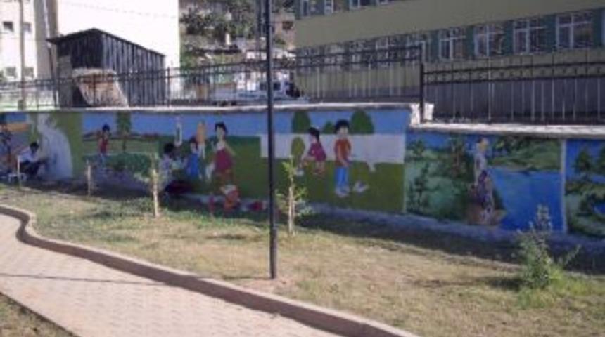 Bitlis&rsquo;te Park Duvarına &Ccedil;izgi Film Karakterleri &Ccedil;izildi