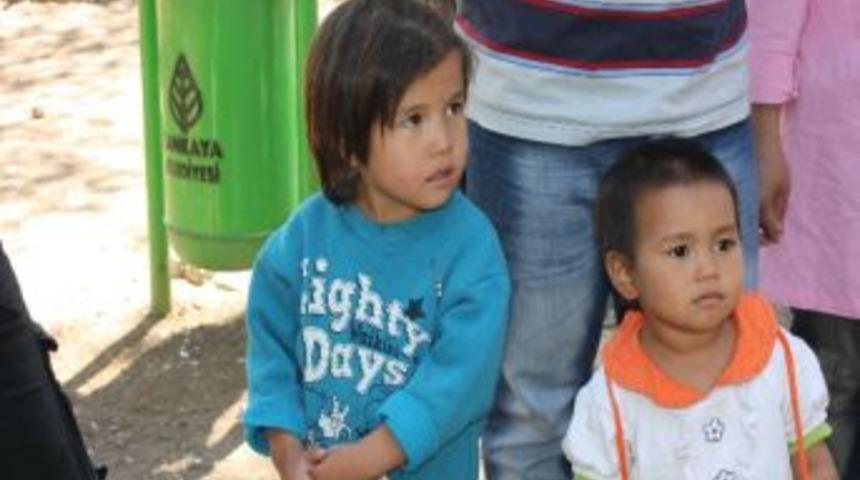 (&ouml;zel Haber) Sokakta Kalan Afgan M&uuml;lteciler Bayrama &Ccedil;adırda Girecek