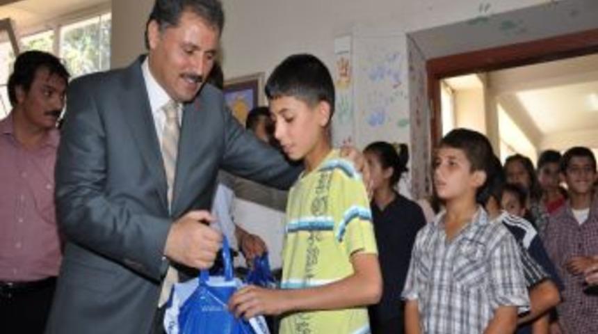 Malatya&rsquo;da Bin 500 &Ouml;ğrenciye Giysi Yardımı