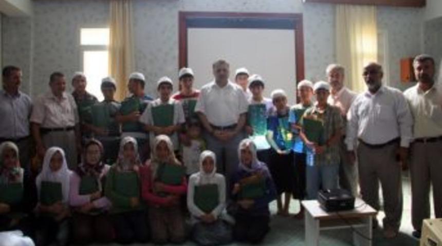 Kuran kursu &ouml;ğrencilerine hediye
