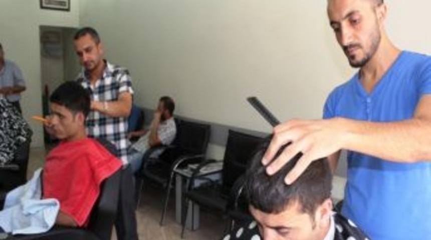 Berberler Ve Kuaf&ouml;rlerin Bayram &Ouml;ncesi Gece Mesaisi Başladı