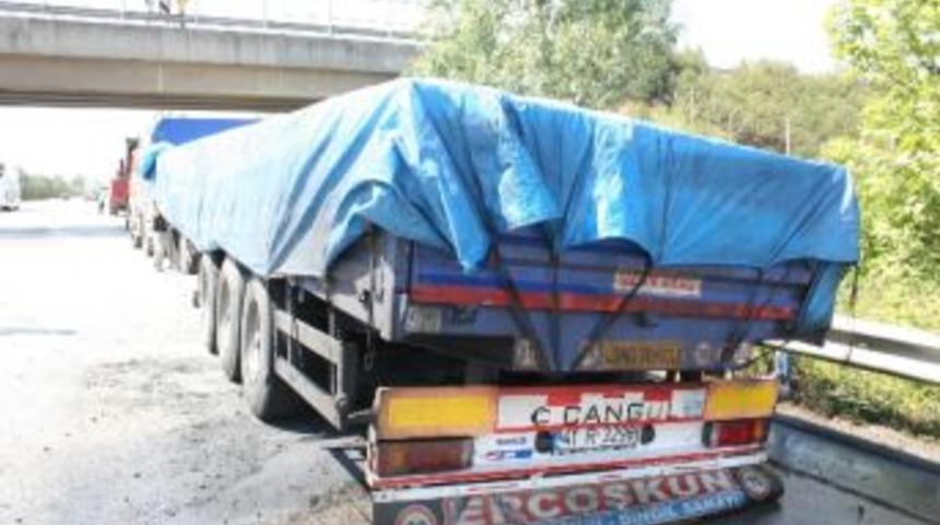 Tuz Y&uuml;kl&uuml; Tır&rsquo;ın Lastikleri Yandı