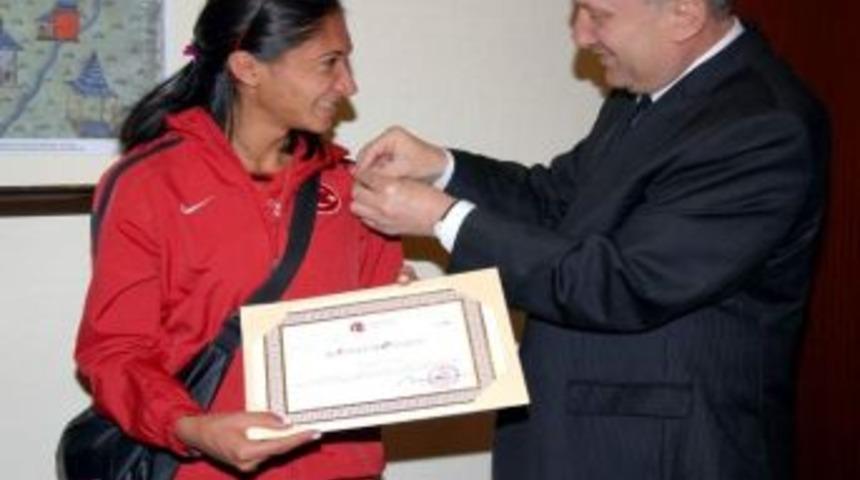 Londra Olimpiyatlarında 2. Olan Gamze Bulut Eskişehir Valisi Kadir Ko&ccedil;demir'i Ziyaret Etti