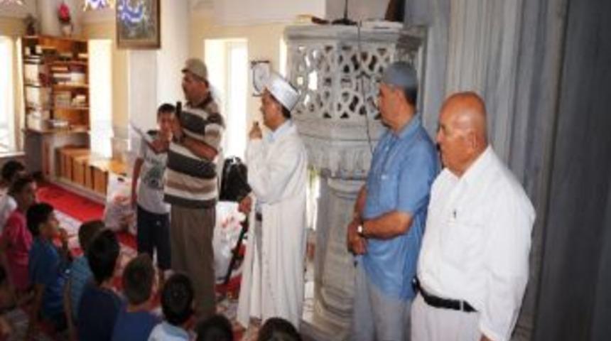 Sarıg&ouml;l&rsquo;de Kur'an Kursu Sonu Hediye