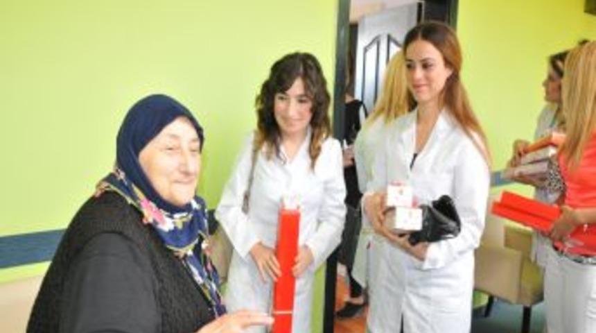 Bilgi Evi Kursiyerlerinden Huzurevi Sakinlerine Sa&ccedil; Ve Cilt Bakımı