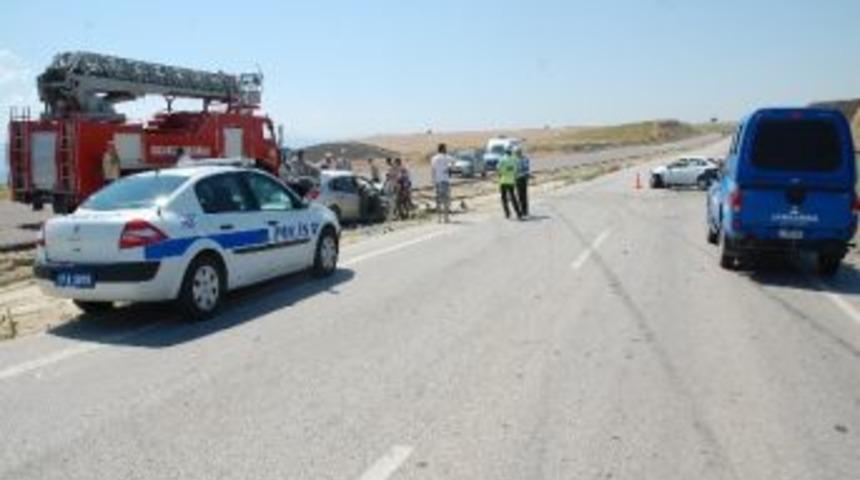 Otomobiller Kafa Kafaya &Ccedil;arpıştı: 1 &Ouml;l&uuml;, 2 Yaralı