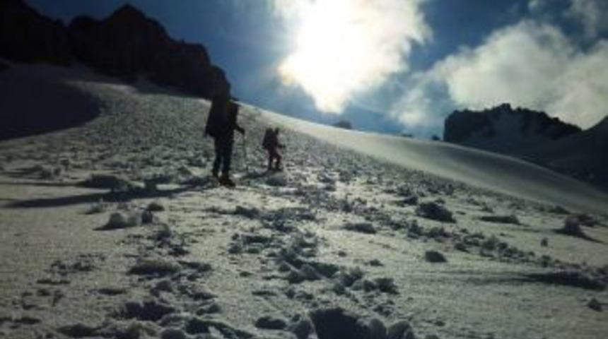 Aib&uuml; Dağcılık Ekibi Corana Zirvesi&rsquo;ne Tırmandı