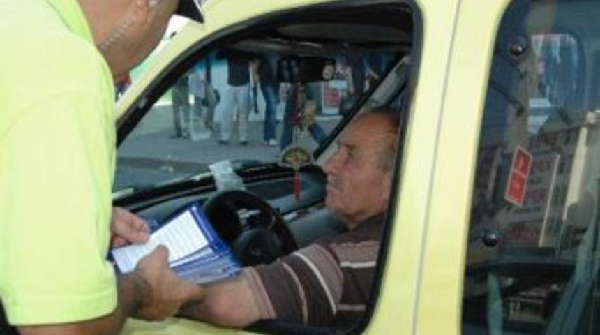 Emniyet Ekipleri Trafik Kazalarına Dikkat &Ccedil;ekmek İ&ccedil;in Broş&uuml;r Dağıttı