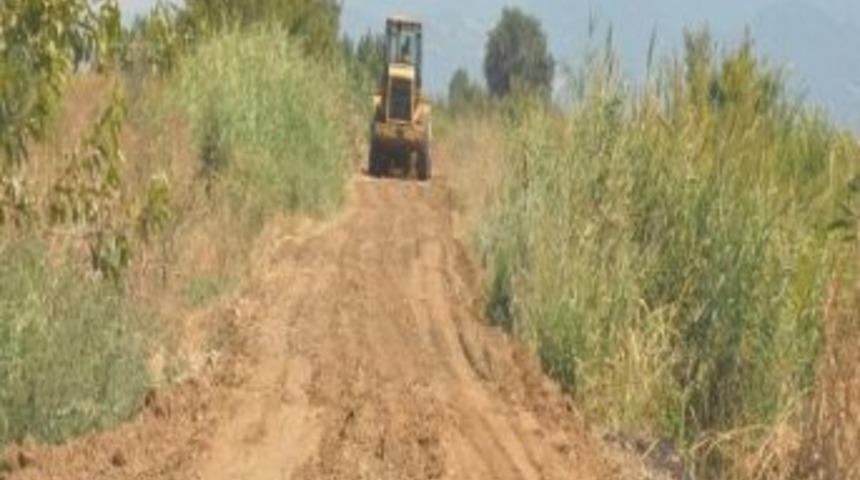 Turgutlu Belediyesi'nin Ova Yolları D&uuml;zenleme &Ccedil;alışmaları S&uuml;r&uuml;yor