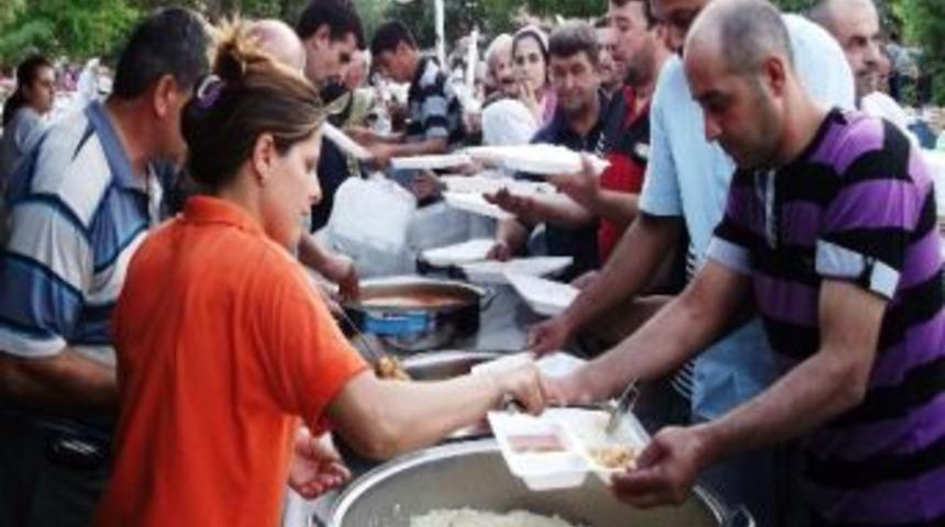 At&ccedil;a Belediyesi 4 Bin Kişiye İftar Verdi